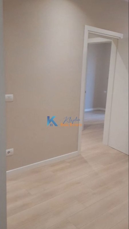 Tirane, jepet me qera zyre , Kati 10, 75 m² 650 € (Rruga e Kavajes, Tirana Garden Building)