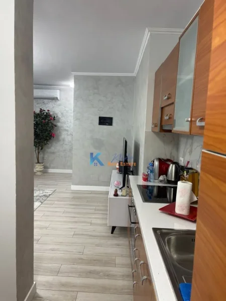 Tirane, jepet me qera apartament 1+1, Kati 3, 70 m² 700 € (Rruga e Kosovareve, afer hotel Dinastia)