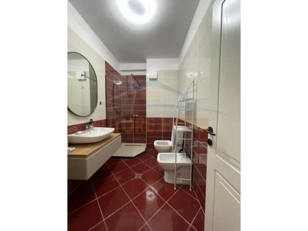 Tirane, jepet me qera apartament 2+1+Aneks, Kati 4, 100 m² 800 € (komuna parisit)