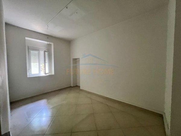 Tirane, jepet me qera ambjent biznesi , Kati 1, 120 m² 700 € (STADIUMI DINAMO)