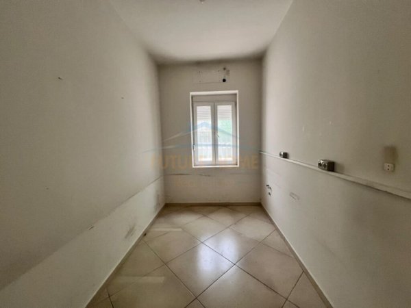 Tirane, jepet me qera ambjent biznesi , Kati 1, 120 m² 700 € (STADIUMI DINAMO)