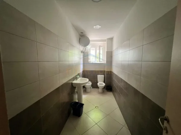 Tirane, jepet me qera ambjent biznesi , Kati 1, 120 m² 700 € (STADIUMI DINAMO)