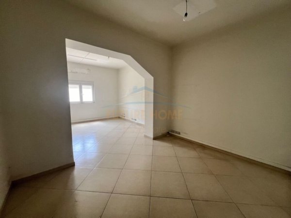 Tirane, jepet me qera ambjent biznesi , Kati 1, 120 m² 700 € (STADIUMI DINAMO)