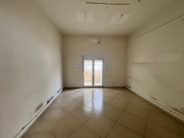 Tirane, jepet me qera ambjent biznesi , Kati 1, 120 m² 700 € (STADIUMI DINAMO)