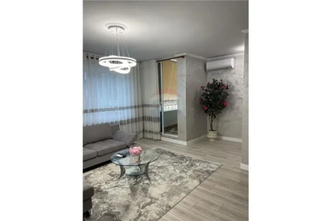 Tirane, jepet me qera apartament 1+1+Ballkon, Kati 5, 72 m² 700 € (Rruga e Kosovarve)