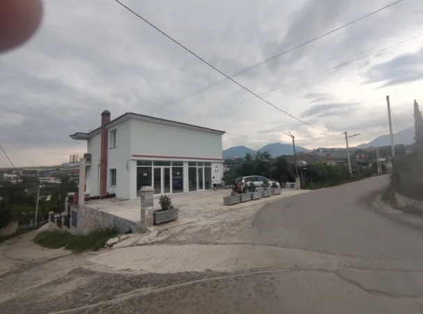 Tirane, jepet me qera dyqan , Kati 0, 130 m² 350 € (Mustafa Lita)