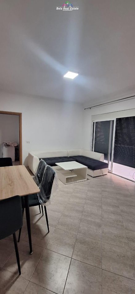 Tirane, jepet me qera apartament 1+1+Ballkon, Kati 1, 70 m² 400 € (Komuna e Parisit, Rruga Bill Klinton)