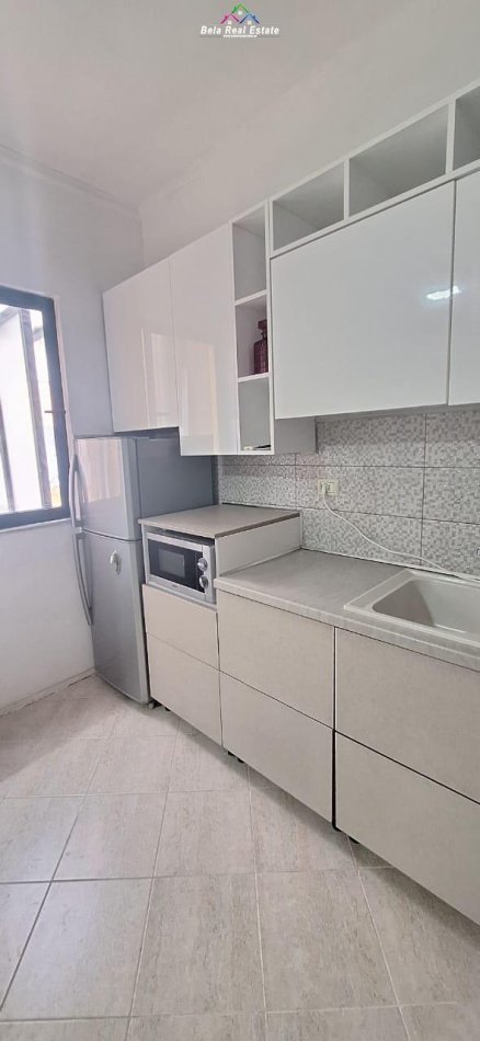 Tirane, jepet me qera apartament 1+1+Ballkon, Kati 1, 70 m² 400 € (Komuna e Parisit, Rruga Bill Klinton)