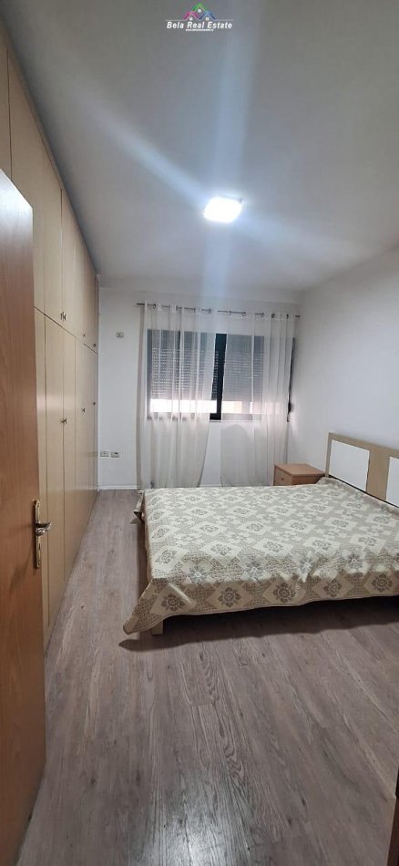 Tirane, jepet me qera apartament 1+1+Ballkon, Kati 1, 70 m² 400 € (Komuna e Parisit, Rruga Bill Klinton)