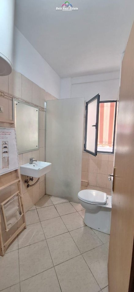 Tirane, jepet me qera apartament 1+1+Ballkon, Kati 1, 70 m² 400 € (Komuna e Parisit, Rruga Bill Klinton)