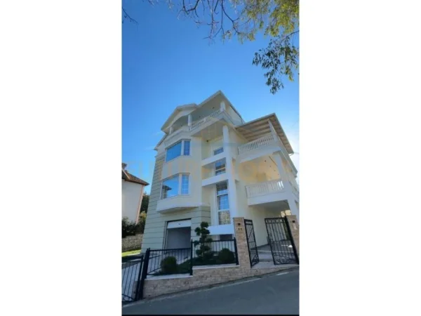 Durres, shitet Vile 5+1, Kati 0, 482 m² 1,200,000 € 
