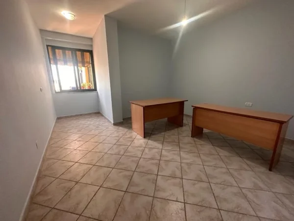 Tirane, jepet me qera zyre , Kati 5, 70 m² 400 € (21 Dhjetori)