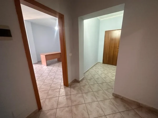 Tirane, jepet me qera zyre , Kati 5, 70 m² 400 € (21 Dhjetori)