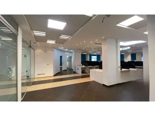 Tirane, jepet me qera ambjent biznesi , Kati 1, 412 m² 4,300 € (Prane Ministrise se Jashtme)