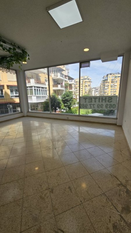 Shitet/Qera  Njesi Komerciale,136 m²  170 000 Eur