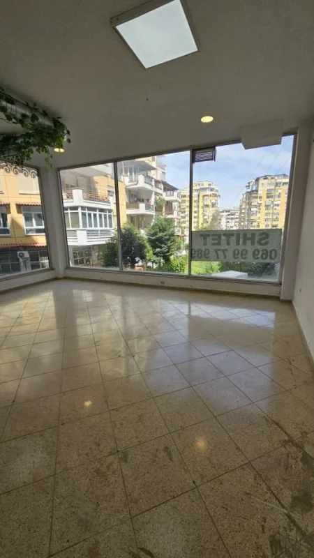 Qera  / Shitet /  Njesi Komerciale, 800 Eur  136 m²  170 000 Eur