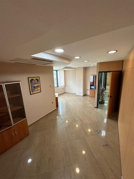 Tirane, jepet me qera zyre , Kati 11, 200 m² 4,800 € (Bllok)