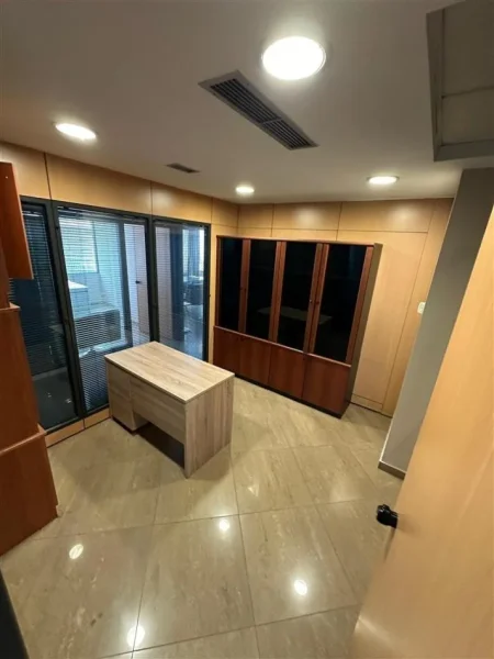Tirane, jepet me qera zyre , Kati 11, 200 m² 4,800 € (Bllok)