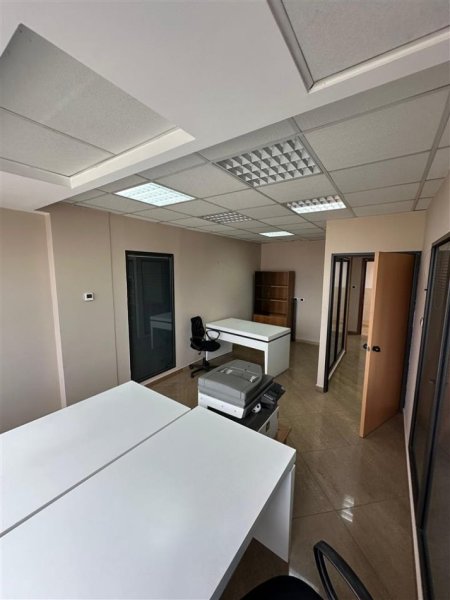 Tirane, jepet me qera zyre , Kati 11, 200 m² 4,800 € (Bllok)