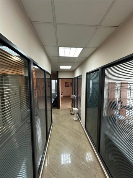 Tirane, jepet me qera zyre , Kati 11, 200 m² 4,800 € (Bllok)