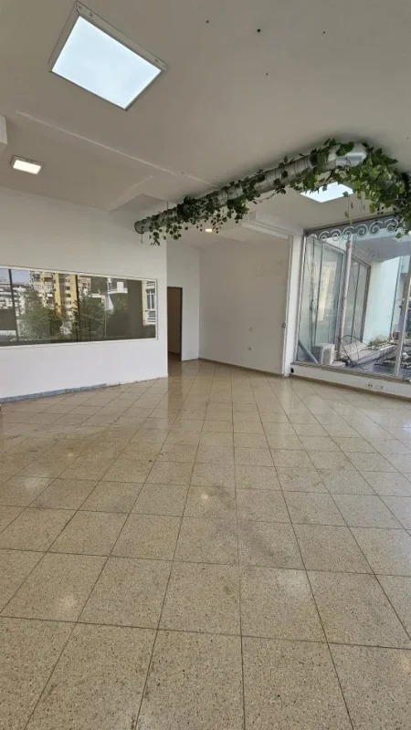 Qera  / Shitet /  Njesi Komerciale, 800 Eur  136 m²  170 000 Eur