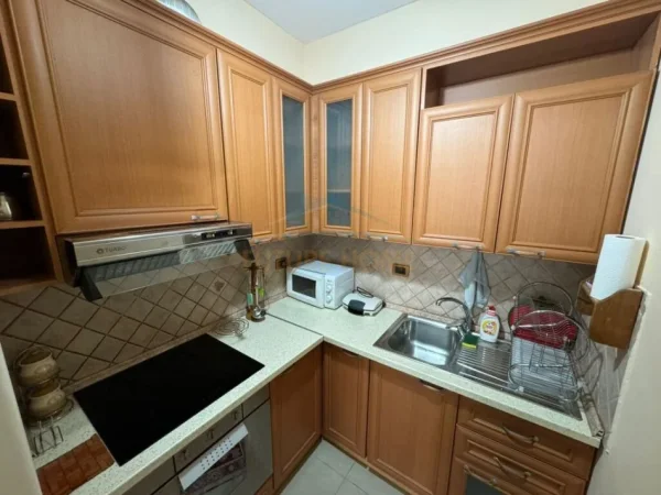 Tirane, jepet me qera apartament 2+1+Ballkon, Kati 3, 90 m² 700 € (garda)