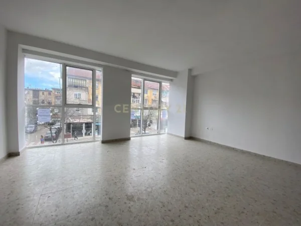 Tirane, jepet me qera ambjent biznesi , Kati 1, 60 m² 800 € (rruga e dibres)