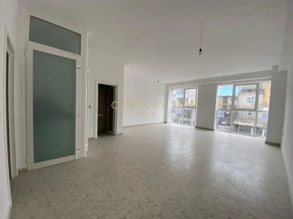 Tirane, jepet me qera ambjent biznesi , Kati 1, 60 m² 800 € (rruga e dibres)