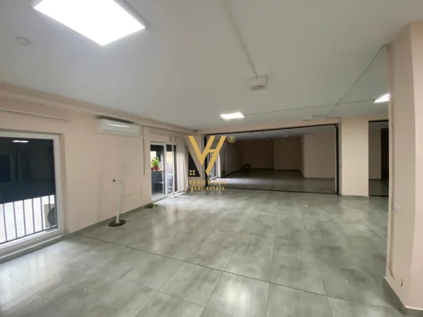 Tirane, jepet me qera zyre , Kati 1, 750 m² 7,500 € (STACIONI I TRENIT)