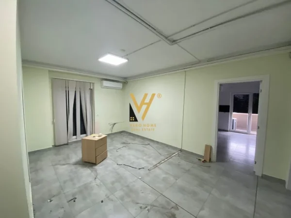 Tirane, jepet me qera zyre , Kati 1, 750 m² 7,500 € (STACIONI I TRENIT)