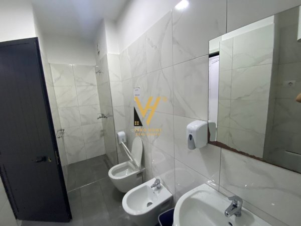 Tirane, jepet me qera zyre , Kati 1, 750 m² 7,500 € (STACIONI I TRENIT)