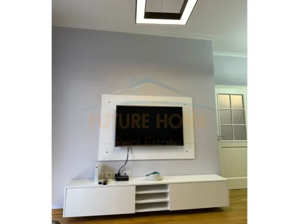 Tirane, jepet me qera apartament 2+1+Ballkon, Kati 4, 96 m² 700 € (unaza re)