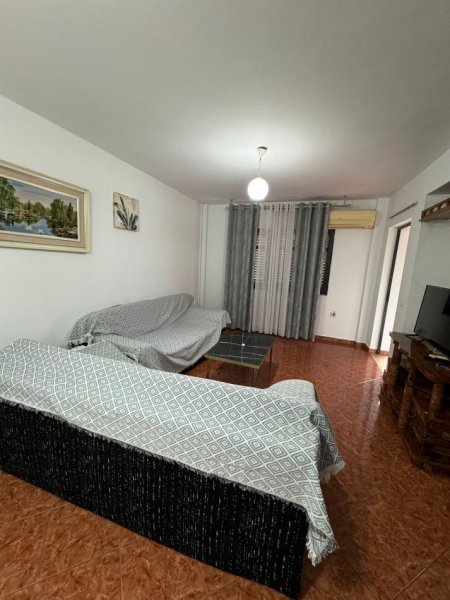 Tirane, jepet me qera apartament 2+1+Ballkon, Kati 2, 85 m² 350 € (rruga Kastriotet)