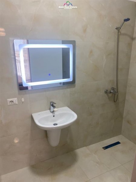 Tirane, jepet me qera apartament 2+1, Kati 8, 105 m² 500 € (YZBERISHT)