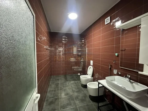 Tirane, jepet me qera apartament 2+1, Kati 3, 100 m² 450 € (Rruga e Dibres)