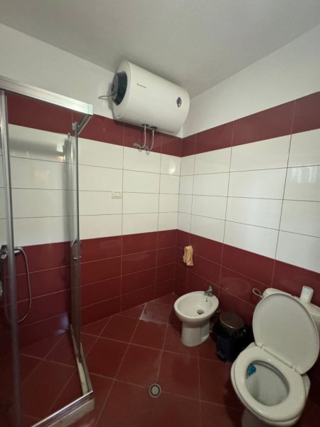 Tirane, jepet me qera apartament 1+1+Ballkon, Kati 1, 85 m² 85 € (rruga Zef Jubani)