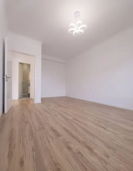 Shitet apartament 2+1 tek Zogu i Zi.