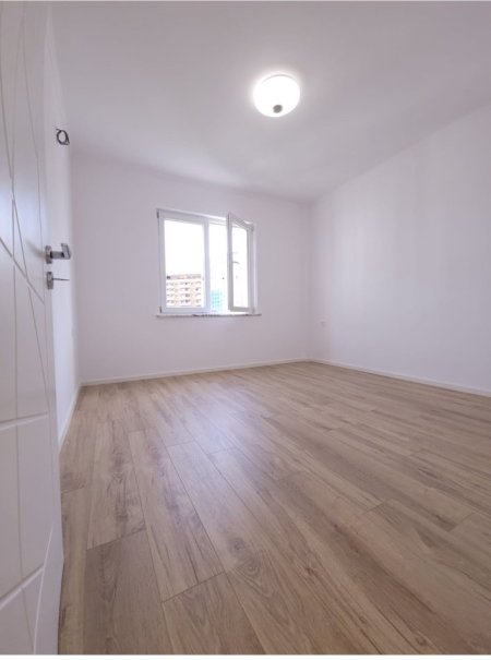 Shitet apartament 2+1 tek Zogu i Zi.