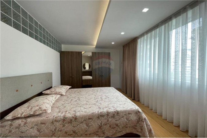 Tirane, jepet me qera apartament 3+1+Ballkon, Kati 5, 172 m² 2,000 € (Air Albania)