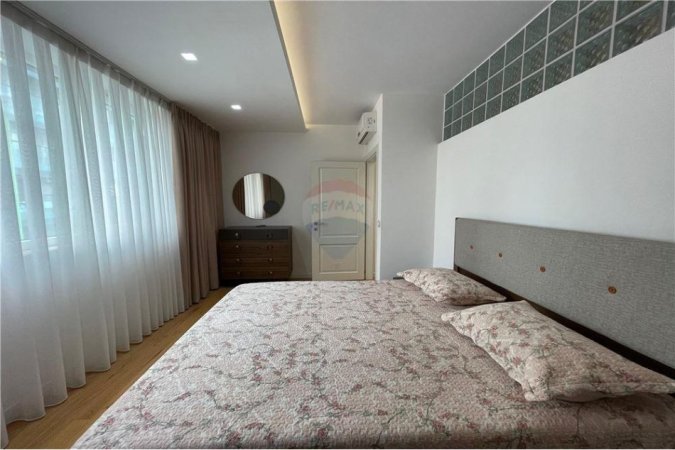 Tirane, jepet me qera apartament 3+1+Ballkon, Kati 5, 172 m² 2,000 € (Air Albania)