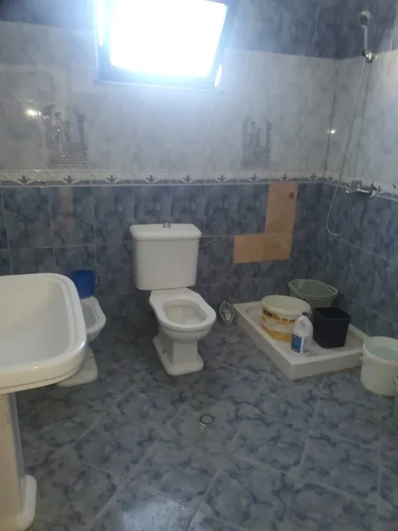 Tirane, jepet me qera apartament 1+1, Kati 1, 80 m² 300 € (Ali Demi)