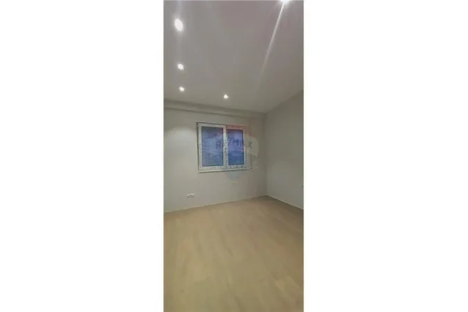 Tirane, jepet me qera zyre , Kati 3, 101 m² 800 € (Jepet me qira zyre tek rreth rrotullimi Kinostudio)