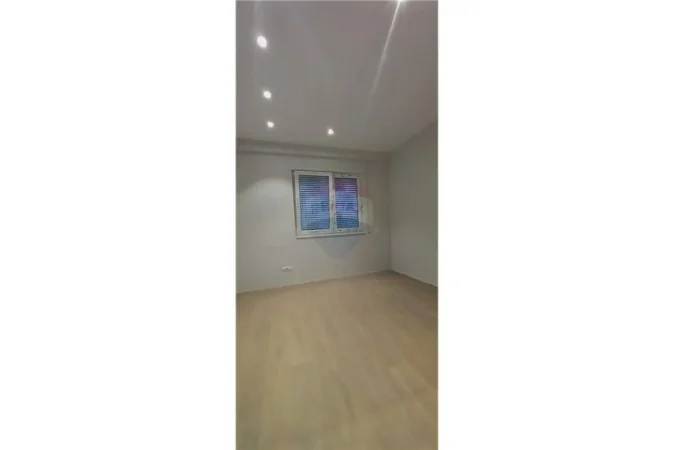 Tirane, jepet me qera zyre , Kati 3, 101 m² 800 € (Jepet me qira zyre tek rreth rrotullimi Kinostudio)