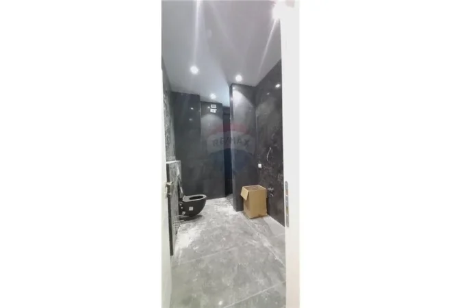 Tirane, jepet me qera zyre , Kati 3, 101 m² 800 € (Jepet me qira zyre tek rreth rrotullimi Kinostudio)
