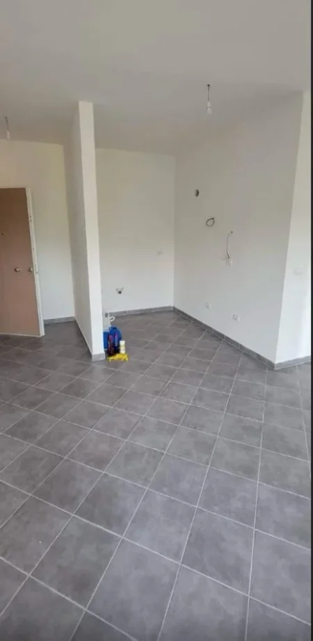 Tirane, jepet me qera ambjent biznesi , Kati 1, 92 m² 750 € (Ali Demi)
