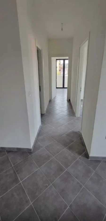 Tirane, jepet me qera ambjent biznesi , Kati 1, 92 m² 750 € (Ali Demi)