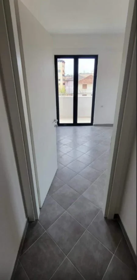 Tirane, jepet me qera ambjent biznesi , Kati 1, 92 m² 750 € (Ali Demi)