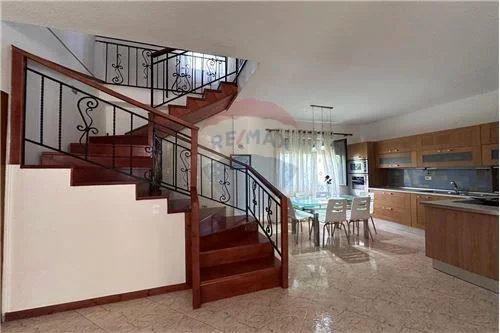 Tirane, jepet me qera apartament 2+1, Kati 2, 165 m² 600 € (Stavri Themeli - 21 Dhjetori, Albania)