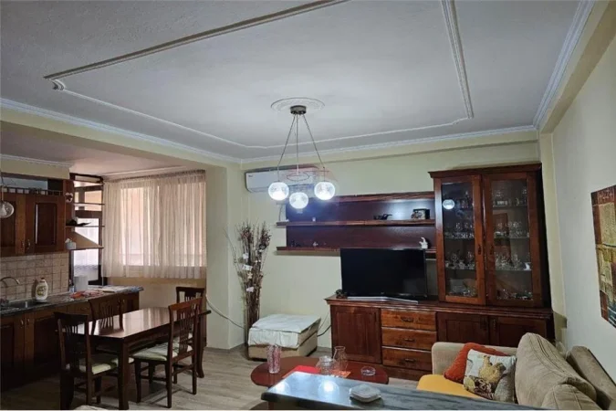 Tirane, jepet me qera 1+1, Kati 4, 61 m² 550 € (APARTAMENT 1+1 PER QIRA TEK ZOGU ZI)