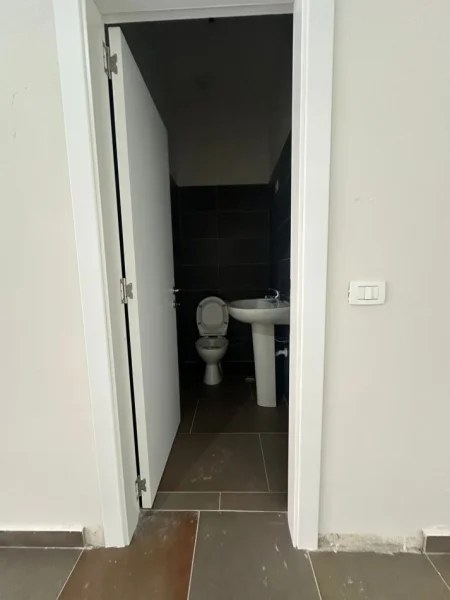 Tirane, jepet me qera ambjent biznesi , Kati 0, 35 m² 400 € (Perballe Spitalit Amerikan 3)